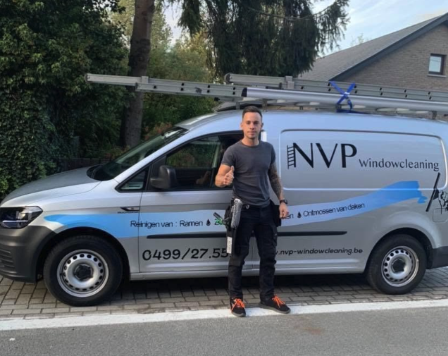 Nigel van NVP Windowcleaning voor de bestelwagen op locatie